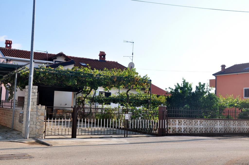 Franko Apartmani Zambratija  Luaran gambar