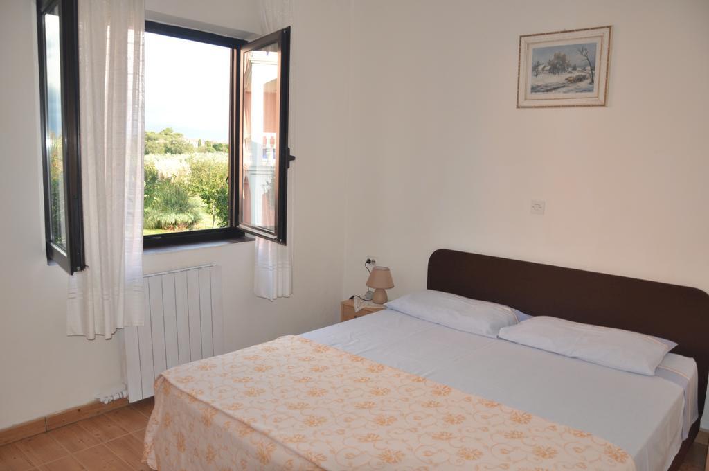 Franko Apartmani Zambratija  Luaran gambar